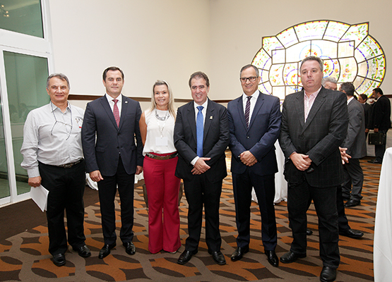 Prefeito ladeado por representantes das empresas de segurança privada