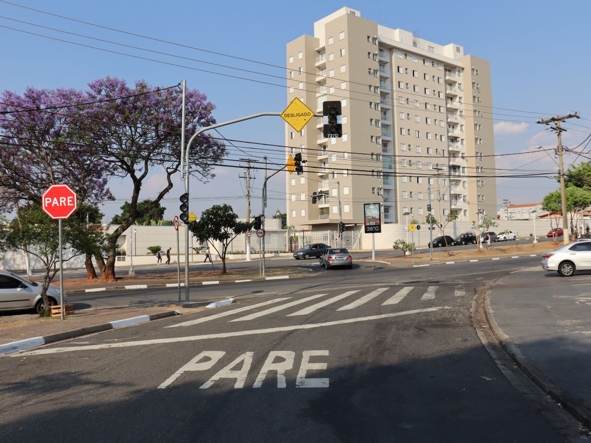 A medida organiza o fluxo veicular nos cruzamentos das vias, ampliando a segurança nos deslocamentos de pedestres, ciclistas e condutores.