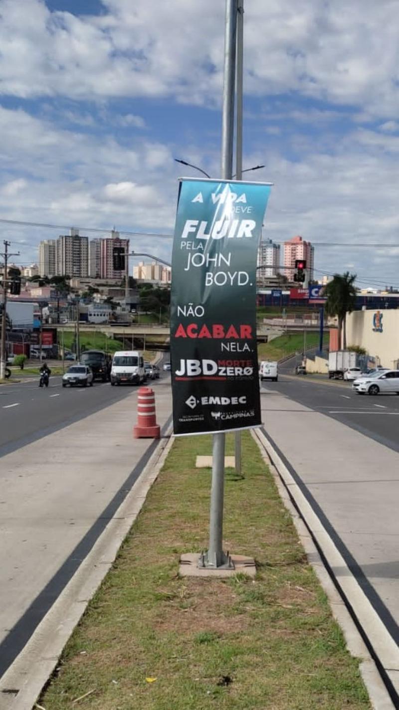 Banners alertam para o respeito à sinalização e à velocidade máxima permitida 