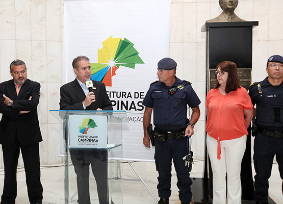 Prefeito ao lado do secretário de Segurança, Luiz Augusto Baggio, e do comandante da GM, Márcio Frizarin