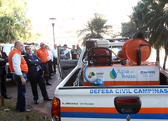 Diretor da Defesa Civil observa viatura nova