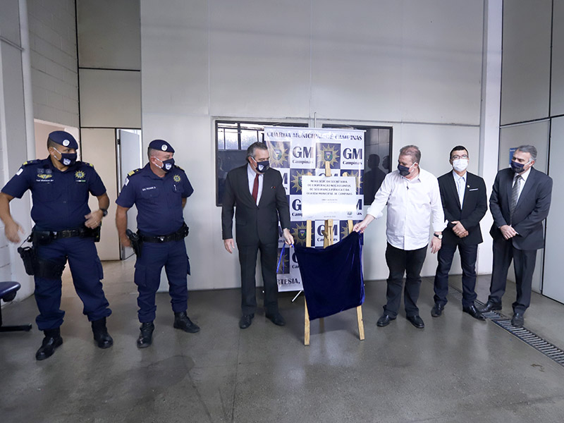 Prefeito e secretário de Cooperação nos Assuntos de Segurança descerraram placa de inauguração