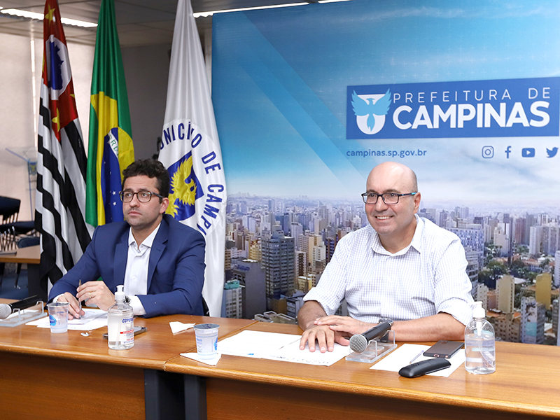 Presidente da Emdec, Vinicius Riverete, e prefeito Dário Saadi: lista de taxistas de Campinas está pronta para envio
