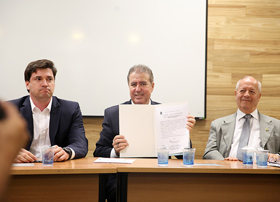 Prefeito mostra OS para implantação de rede de esgoto