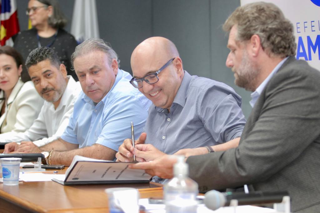 Livro de posse foi assinado pelo secretário de Planejamento e o prefeito