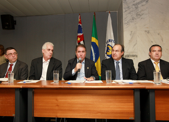 Na mesa, o secretário-adjunto de Segurança Pública; secretário de Desenvolvimento Metropolitano; prefeito Jonas Donizette; secretário estadual de Segurança Pública e o secretário municipal de Segurança Pública