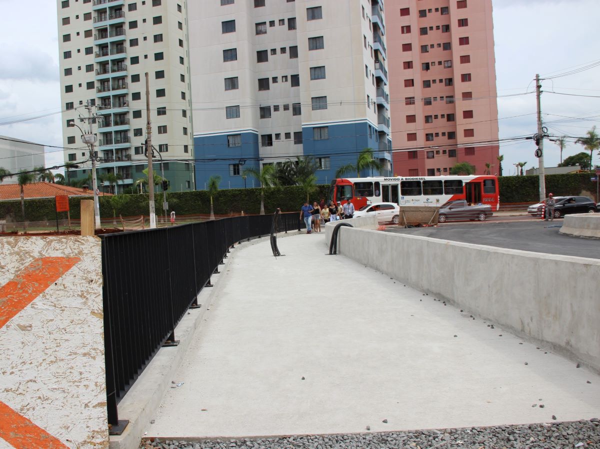 A alça a ser liberada, no sentido Centro, fica na altura do posto de combustíveis e da empresa Claro.