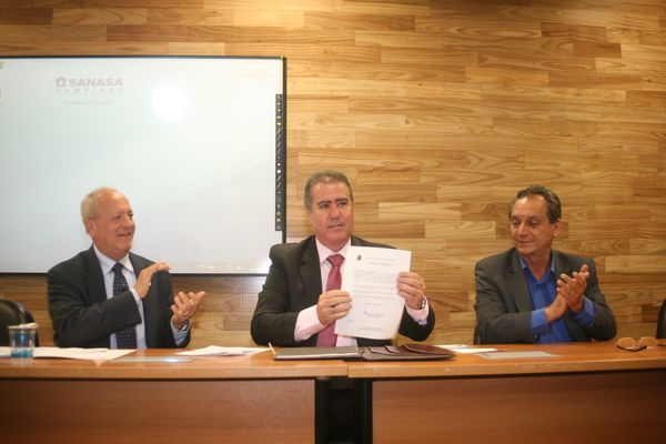 Prefeito mostra ordem de serviço