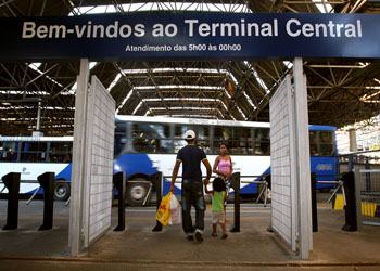 Família entrando no Terminal Central