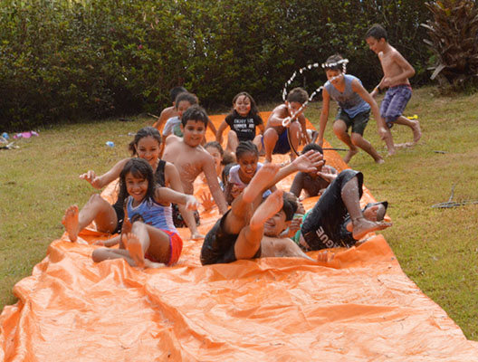 Crianças escorregaram na grama...