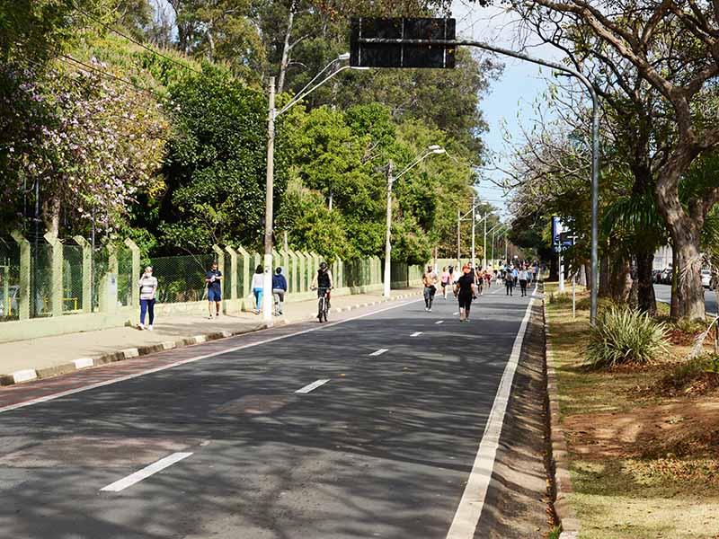 A pista interna da av. Heitor Penteado ficou aberta das 7h às 13h para atividades esportivas e de lazer