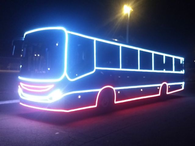 Ônibus iluminados espalham espírito natalino pela cidade