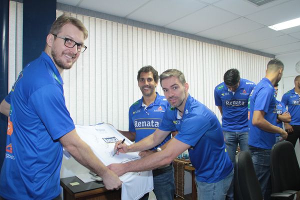 e autógrafo nas camisetas