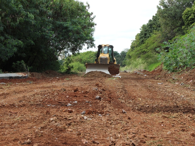 Máquina realiza limpeza em área que terá pista do BRT