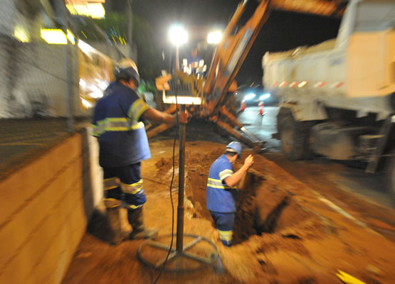 Muitas vezes boêmios acompanham a execução dos serviços noturnos, normalmente dando palpites