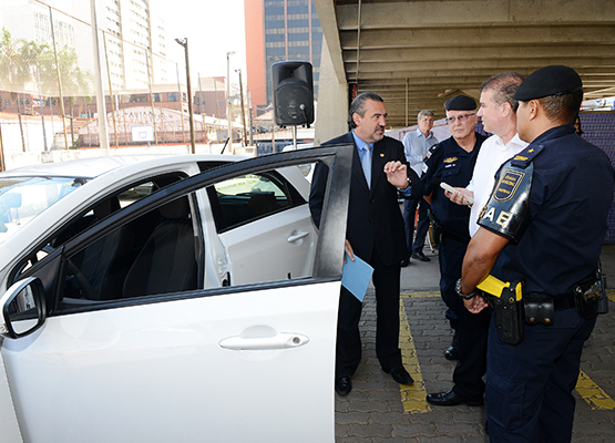 Jonas ouve explicações e testa aparelho