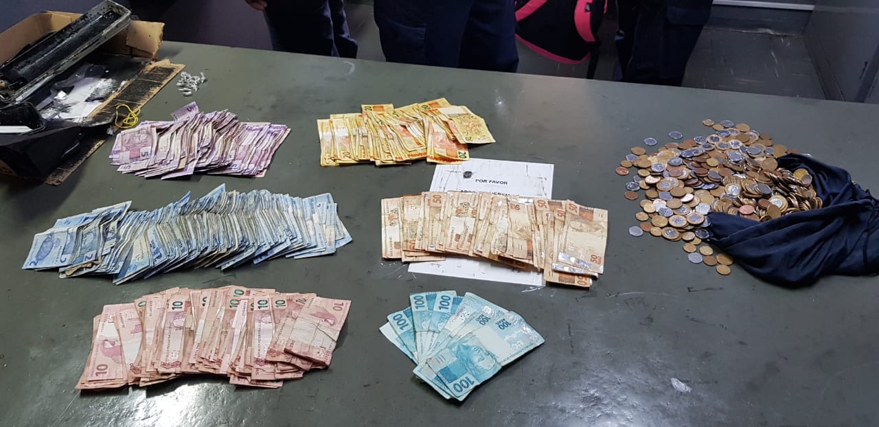 ...mostrando que dinheiro doado nas ruas vai para drogas