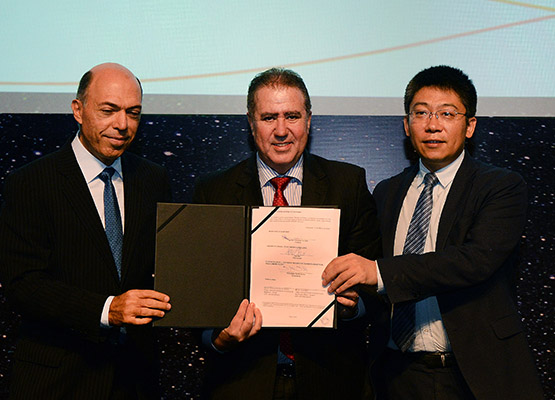 CEO da Huawei no BR, prefeito Jonas e presidente do CPqD mostram documento 