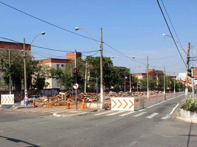 ...e seguem até o cruzamento com a Anhanguera...