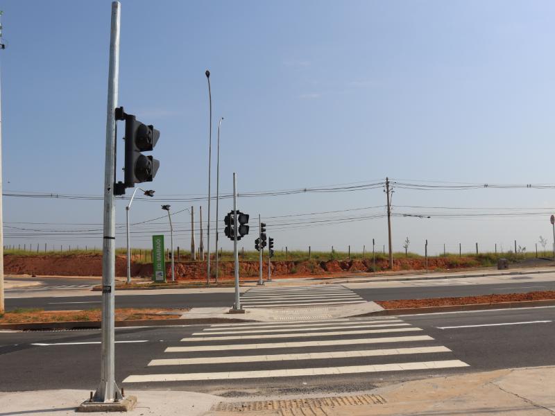 Equipamentos têm botoeiras que são acionadas pelos pedestres na hora da travessia
