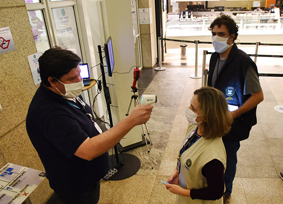 Técnicos da Prefeitura: medidor de temperatura em shopping da cidade
