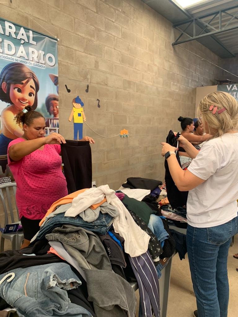 Proposta do evento é oferecer roupas gratuitamente em um formato semelhante ao de uma loja