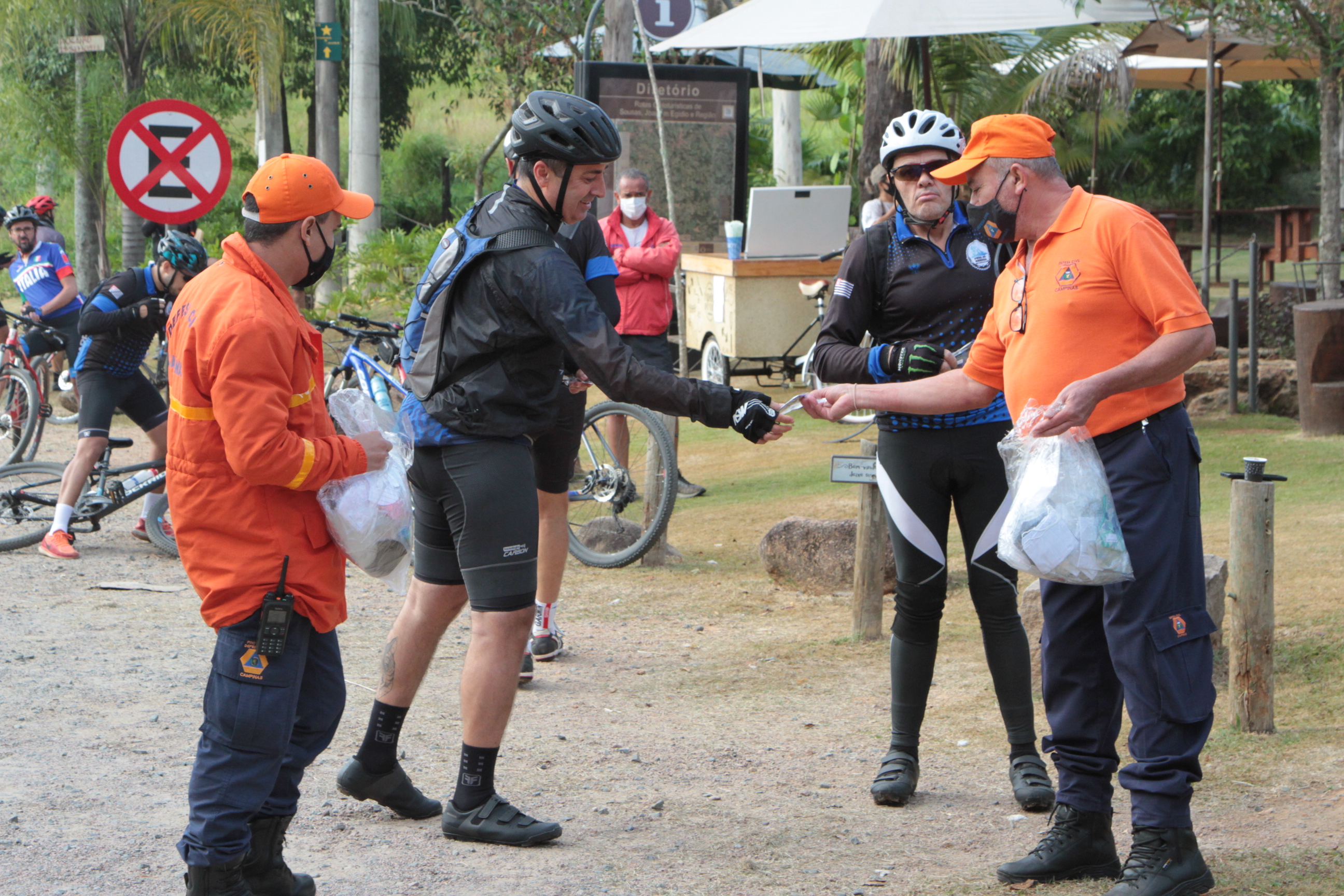 Agentes da Prefeitura distribuem máscaras e orientam a população