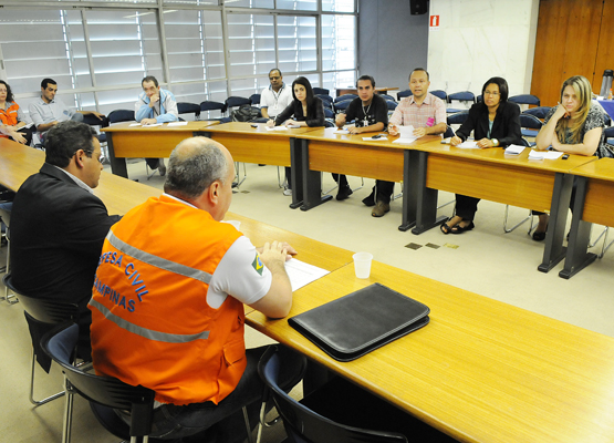 Sidnei Furtado e Clélio Leme sentados em frente aos repórteres