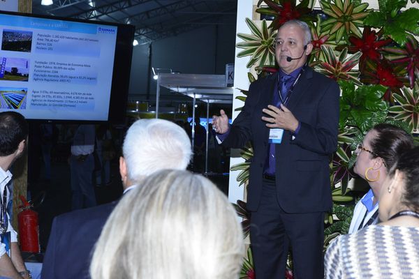 Diretor comercial da Sanasa, Luiz Fernando Lopes, em painel