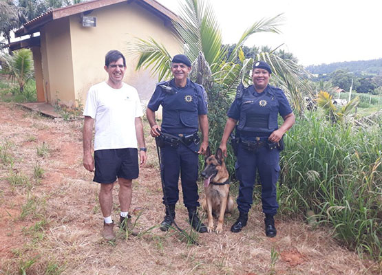 Proprietário do sítio e GMs Prado e Maricéia