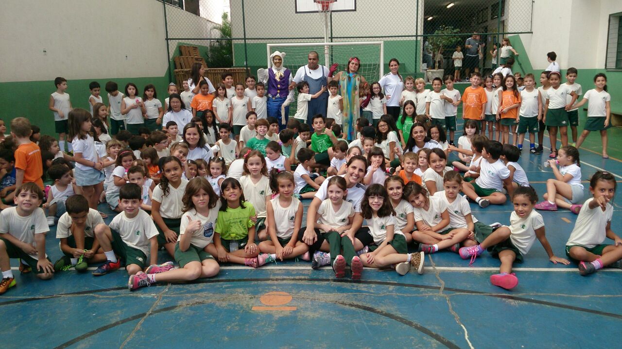 Crianças e atores posam para foto