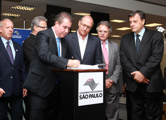 Prefeito assina contrato 