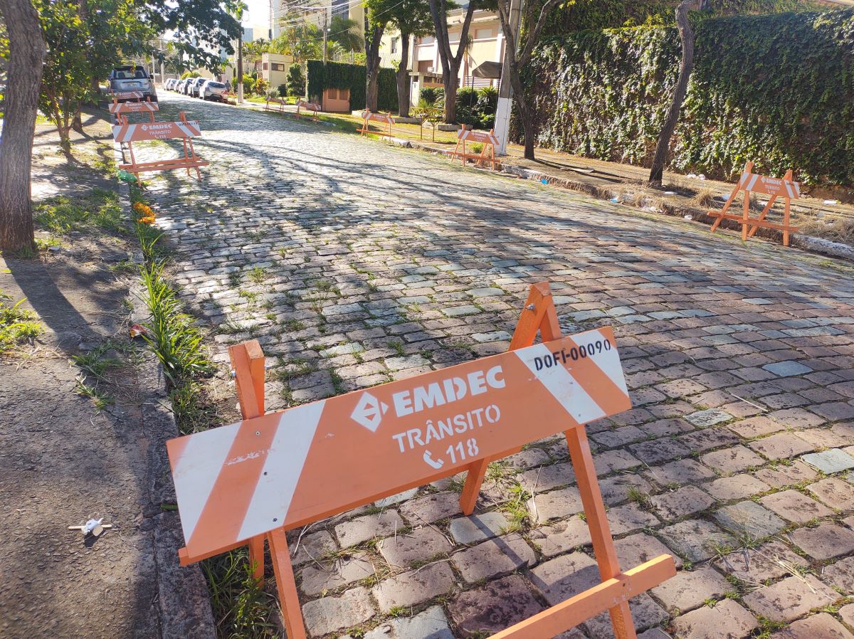 O fechamento da via é necessário para o trabalho de poda de árvore