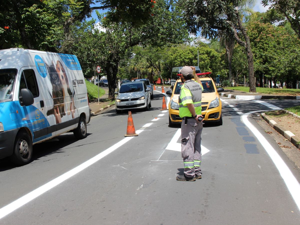 Agentes da Emdec orientam motoristas e também passageiros do transportes público 