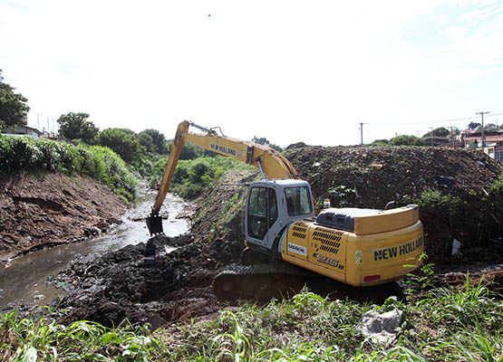Limpeza de córrego no São Fernando