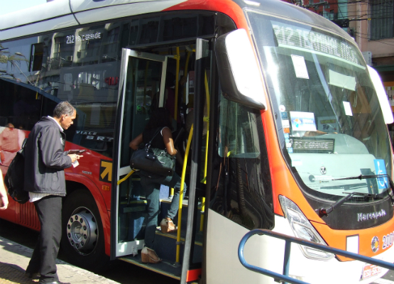 Passageiro entrando no ônibus modelo BRT