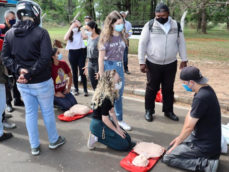 Alunos da Unicamp ensinam manobras de primeiros-socorros