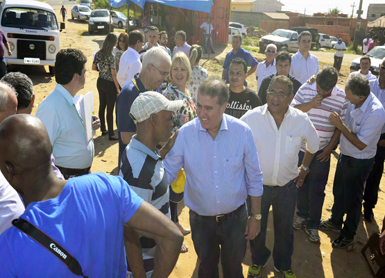Prefeito cumprimenta moradores do bairro