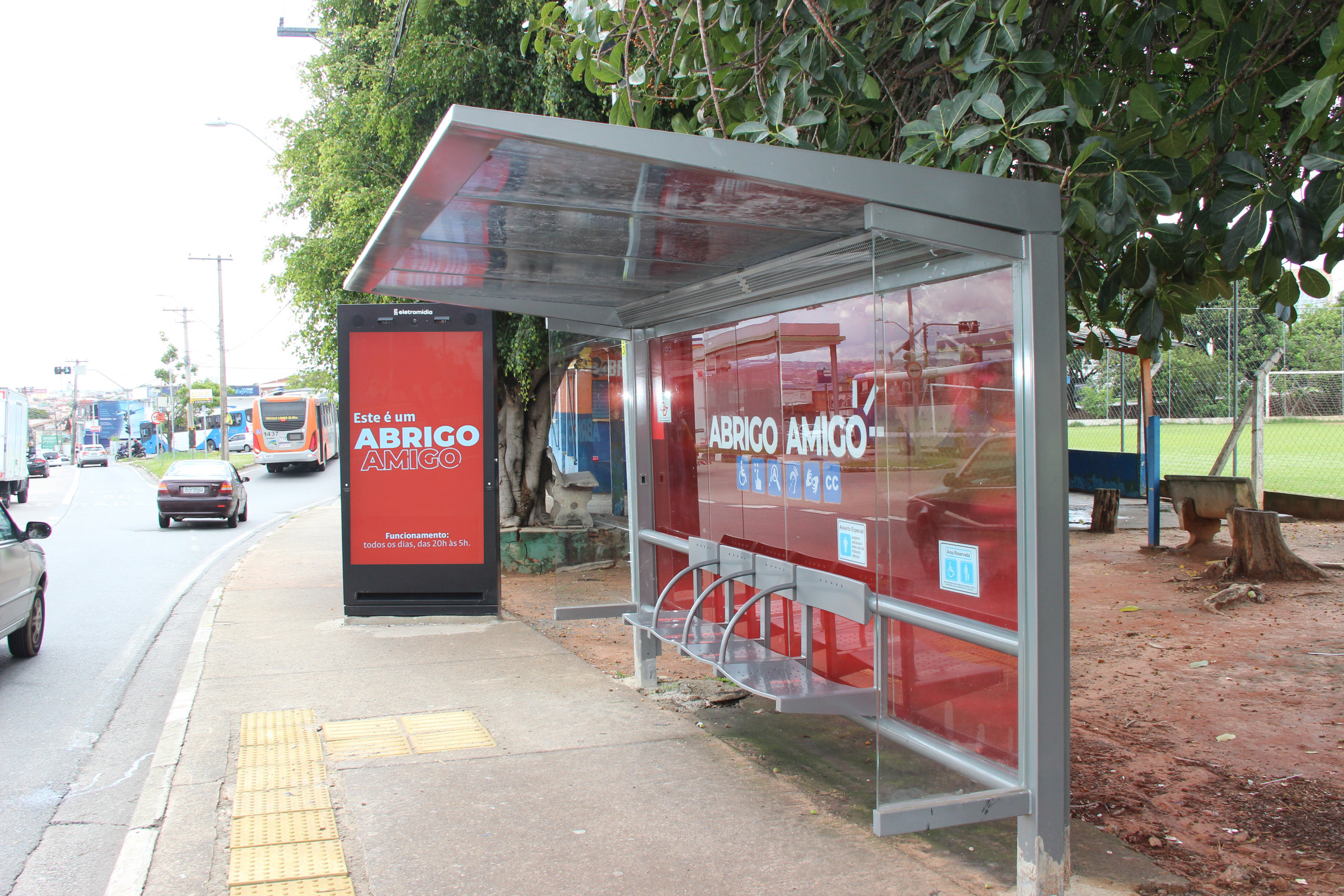 Pontos contam com painéis digitais que ‘falam’ com os passageiros a partir de uma central de atendimento