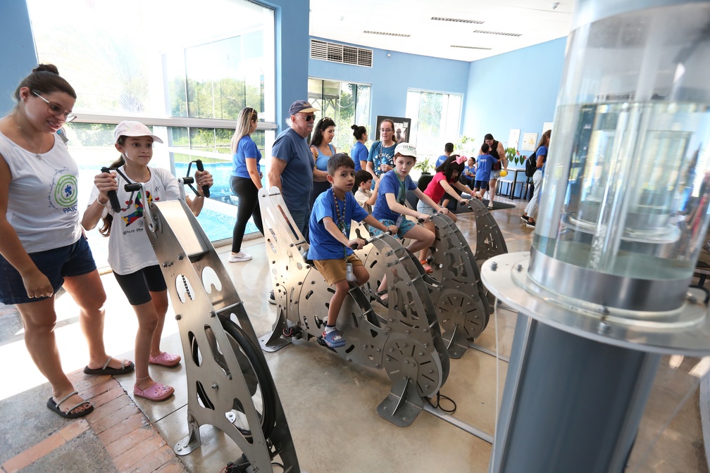Crianças visitam o Museu Interativo da Água, no Centro de Conhecimento da Água