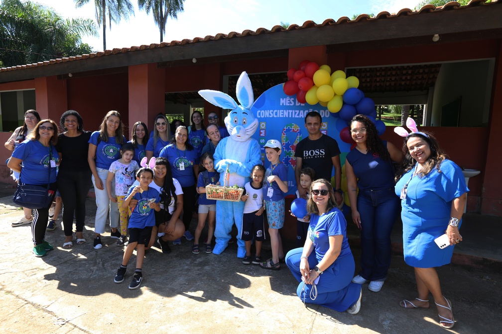Crianças e adolescentes com autismo e suas famílias visitam o Parque das Águas