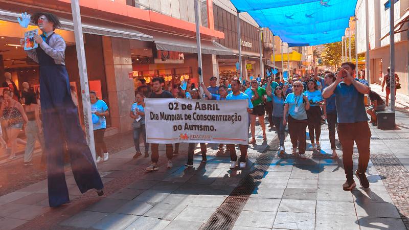 Mobilização reuniu representantes do poder público, da sociedade civil e pessoas com TEA no Centro de Campinas