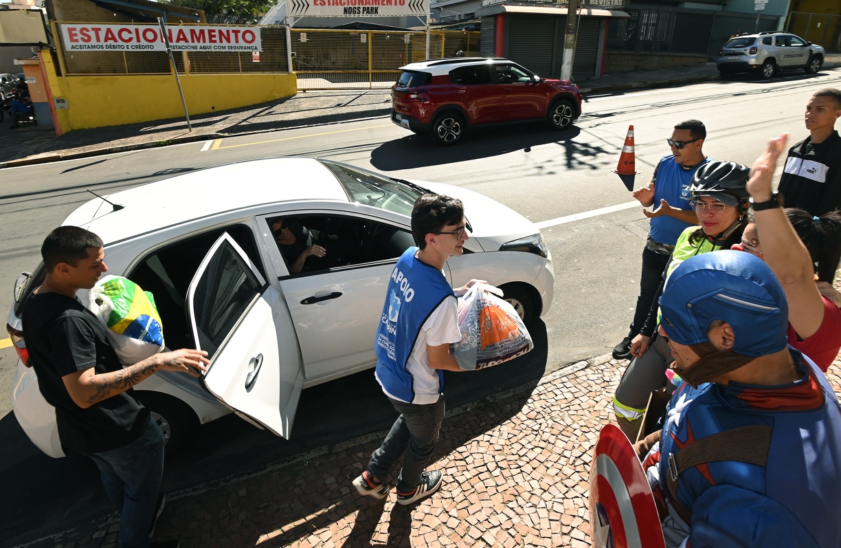 Dia D da Campanha contou com drive-thru no Paço Municipal para receber doações