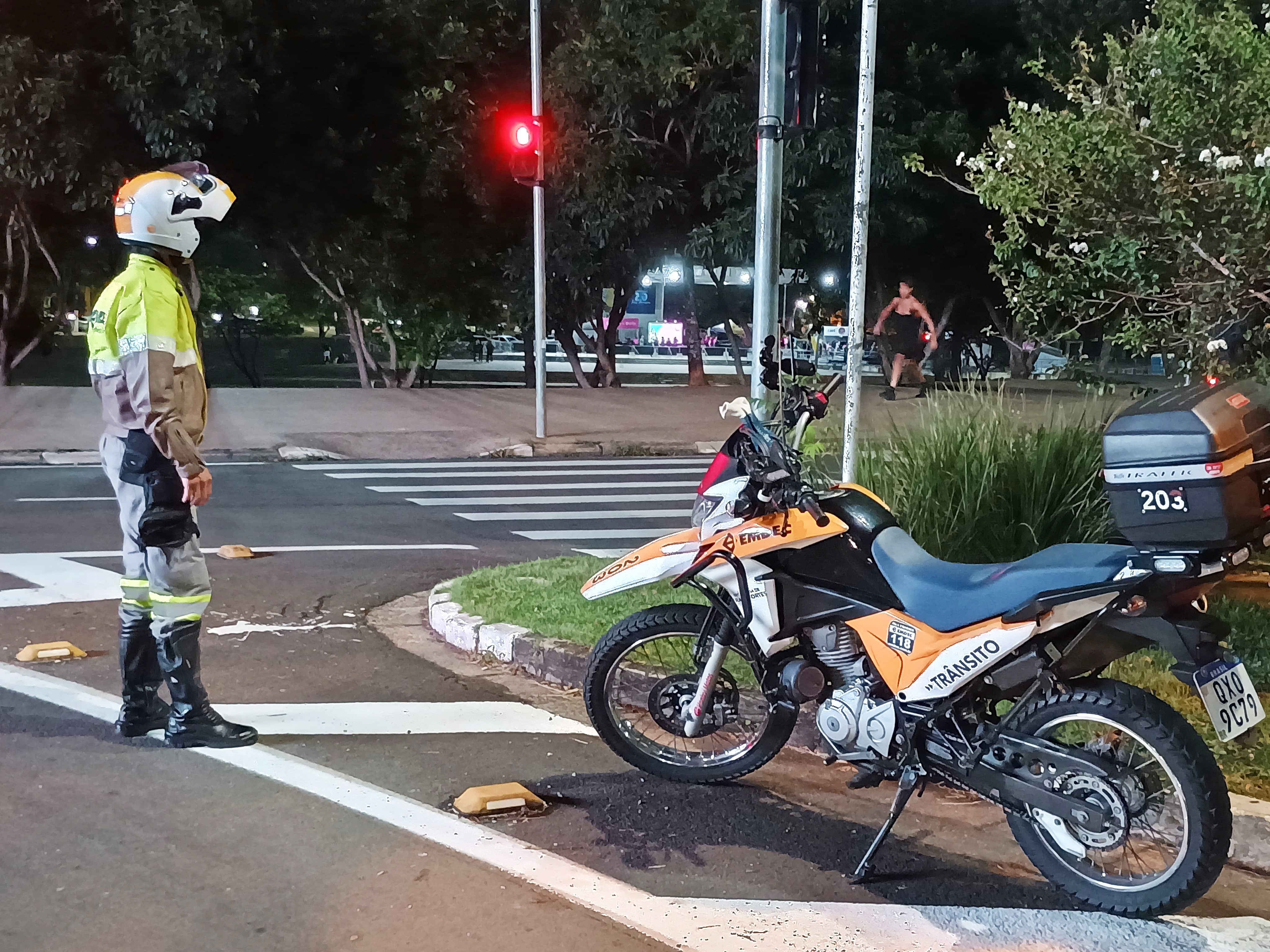 Durante a interdição, agentes da Emdec monitoram o trânsito na região