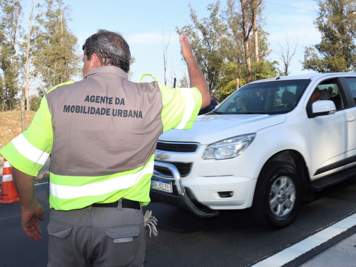 Emdec bloqueia, ao tráfego de veículos, trecho da avenida Albino José Barbosa de Oliveira, em Barão Geraldo, neste sábado, 7 de março