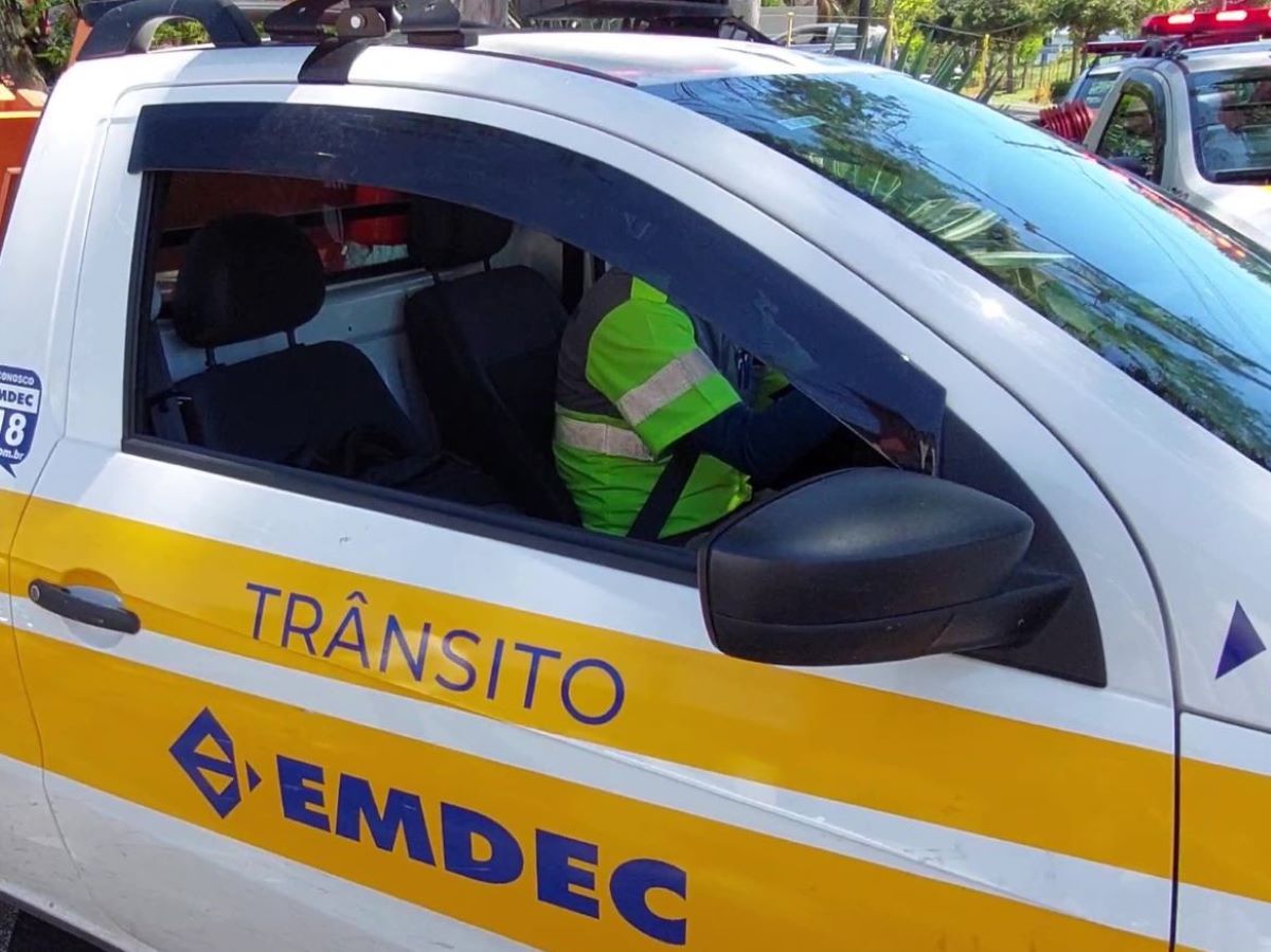 Agentes da Mobilidade Urbana da Emdec realizam os bloqueios e monitoram a circulação de veículos na região