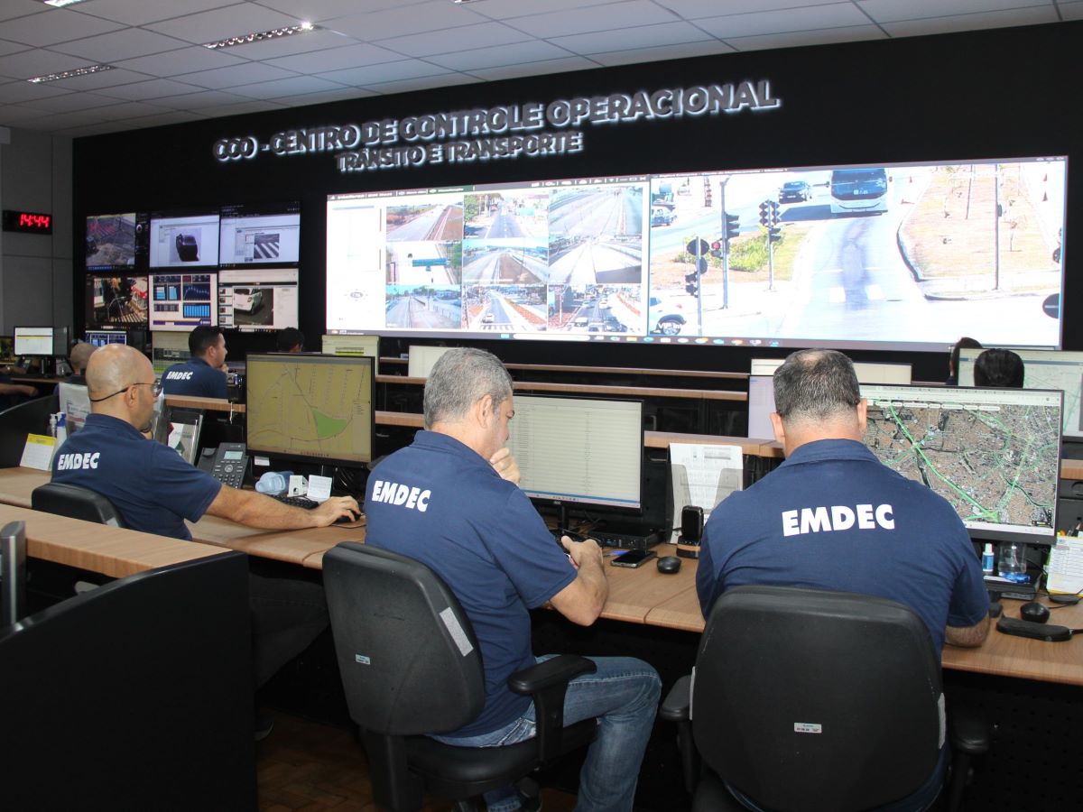 Profissionais do Centro de Controle Operacional (CCO) fazem o monitoramento remoto das ocorrências de trânsito e transporte