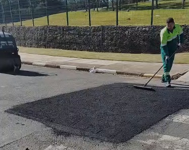 Os serviços de operação tapa-buracos atenderam a Alameda dos Vidoeiros