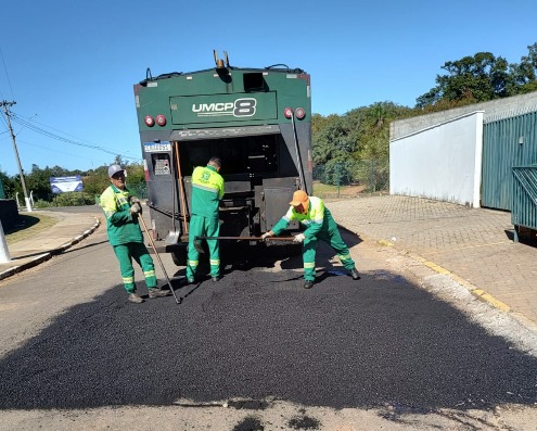 Equipes trabalharam para recompor o pavimento das vias