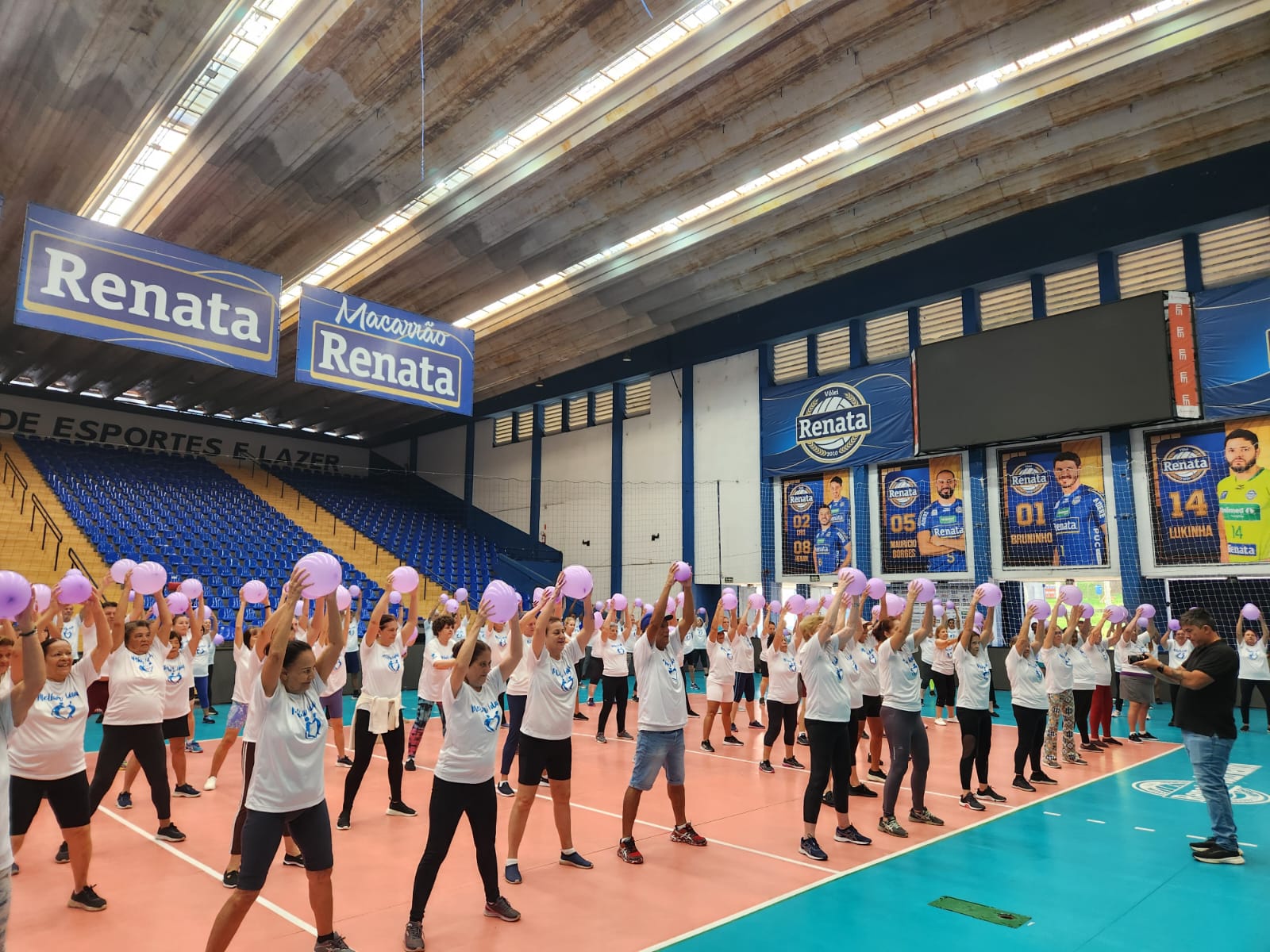 Os participantes lotaram a quadra do Ginásio de Esportes do Taquaral